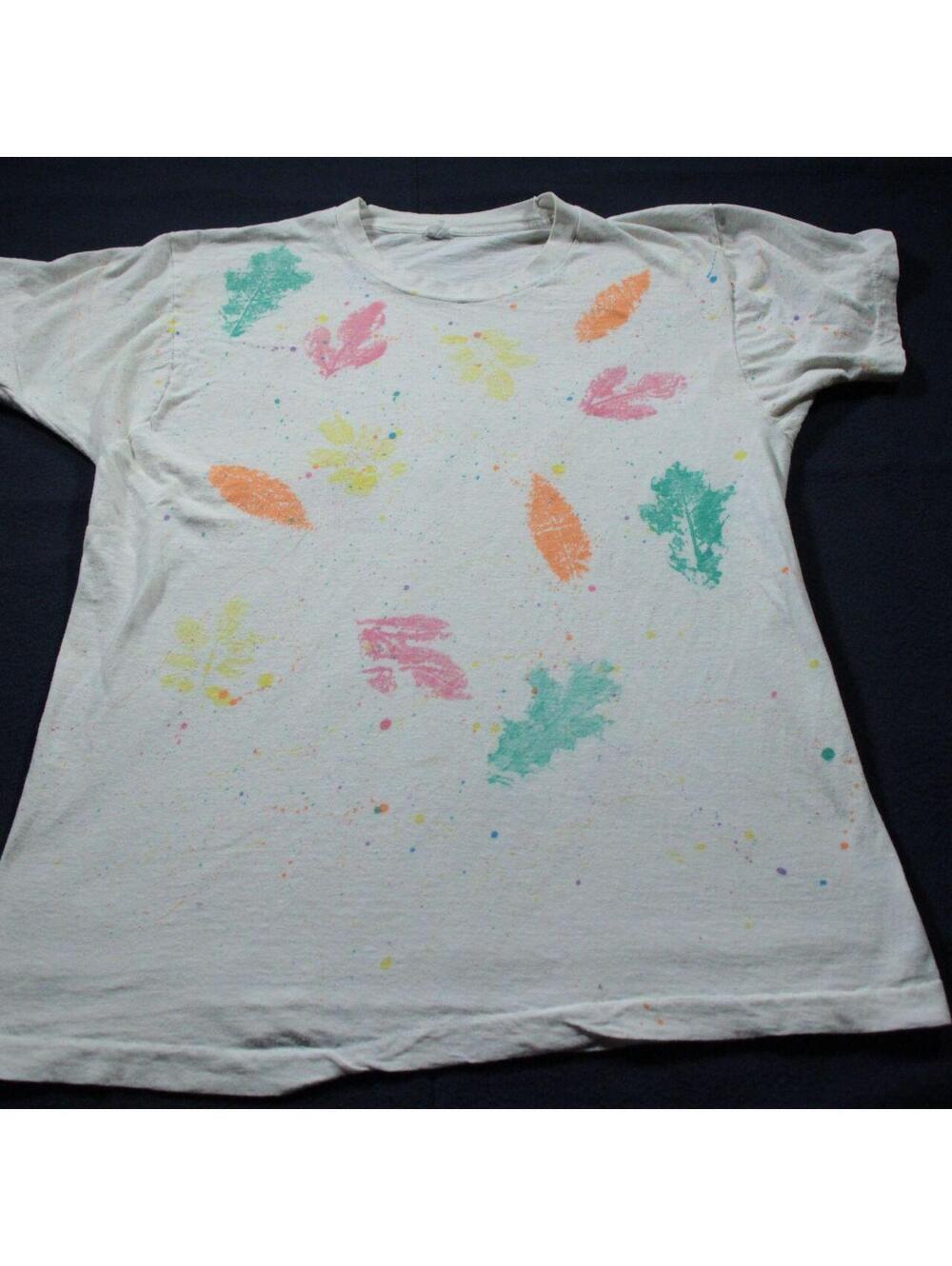 Vintage 90s Fruit of the Loom T-Shirt Fall Autumn Leaves Footprints Mom